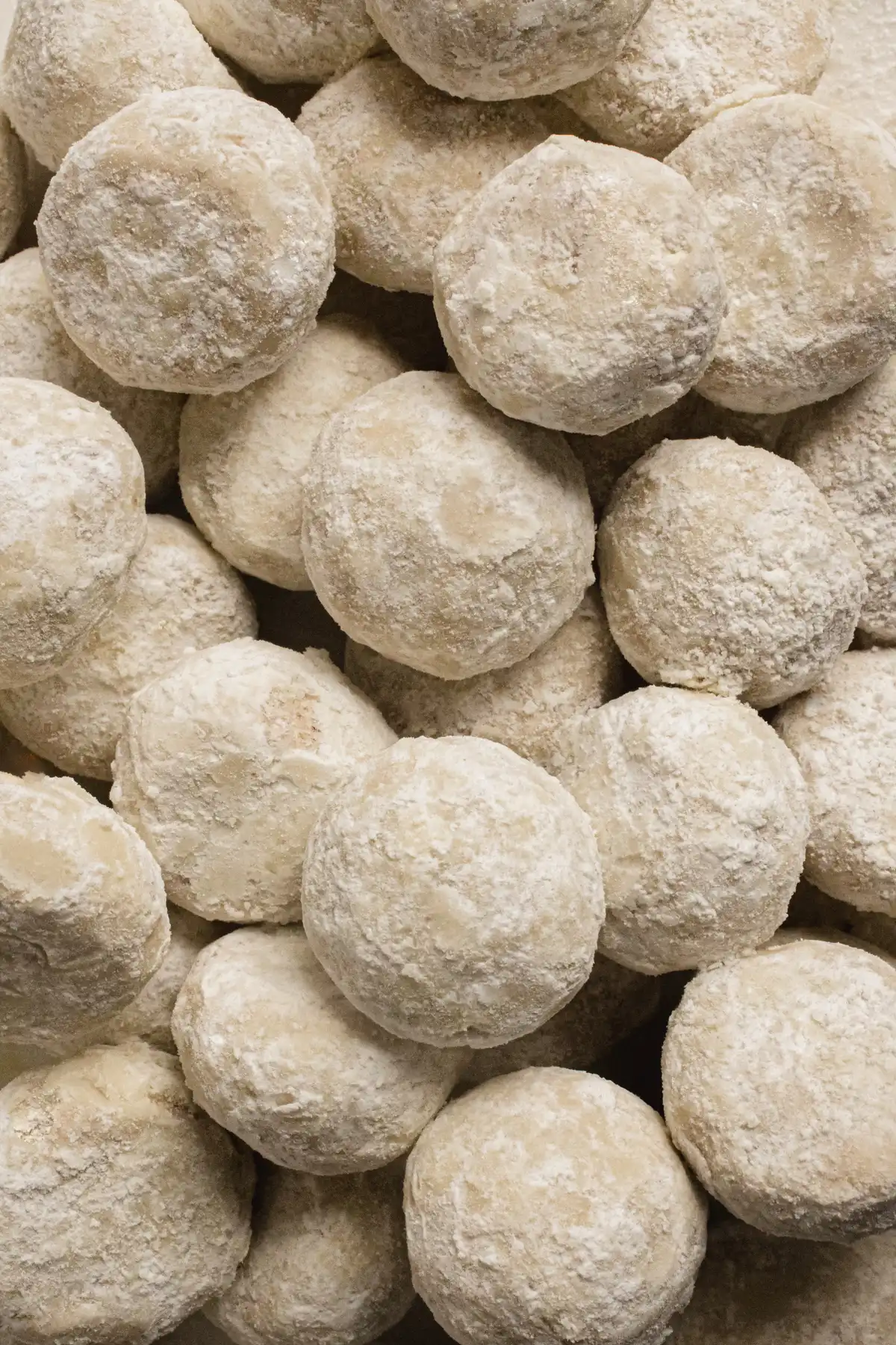 Besitos de nuez. Galletas de mantequilla y nuez espolvoreadas con azúcar glass.