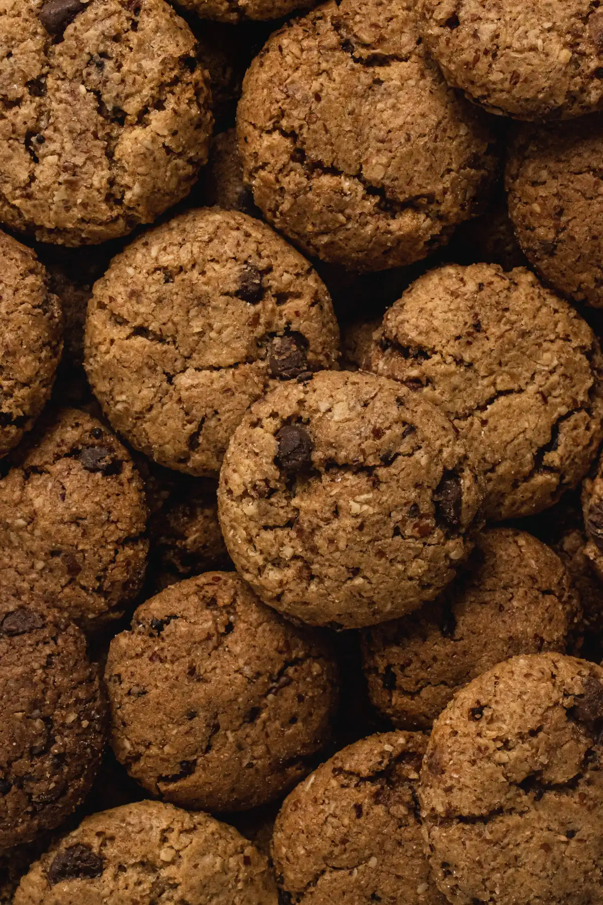 Galletas caseras de chocolate, avena y nuez con tres tipos de chocolate.
