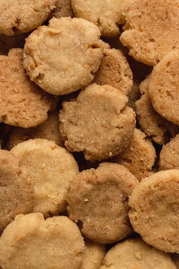 Galletas caseras de mantequilla con coco rallado.