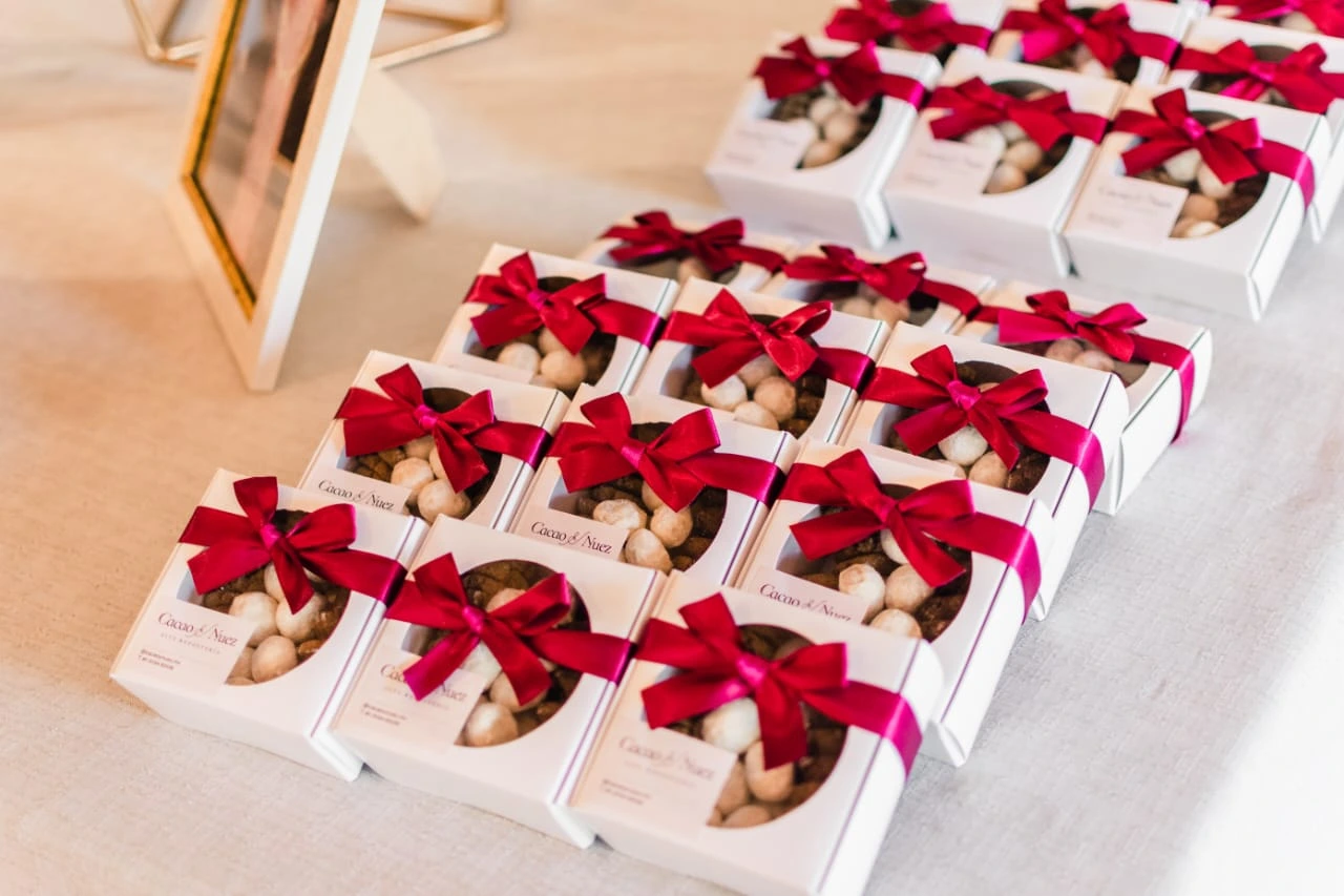 Galletas de mantequilla y nuez en cajitas para evento personalizadas.