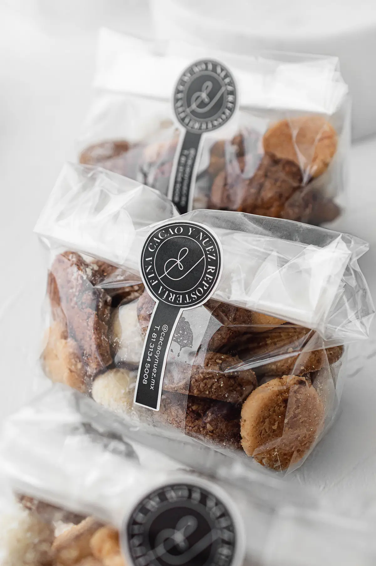 Galletas de mantequilla y nuez en bolsitas de 80 gramos.