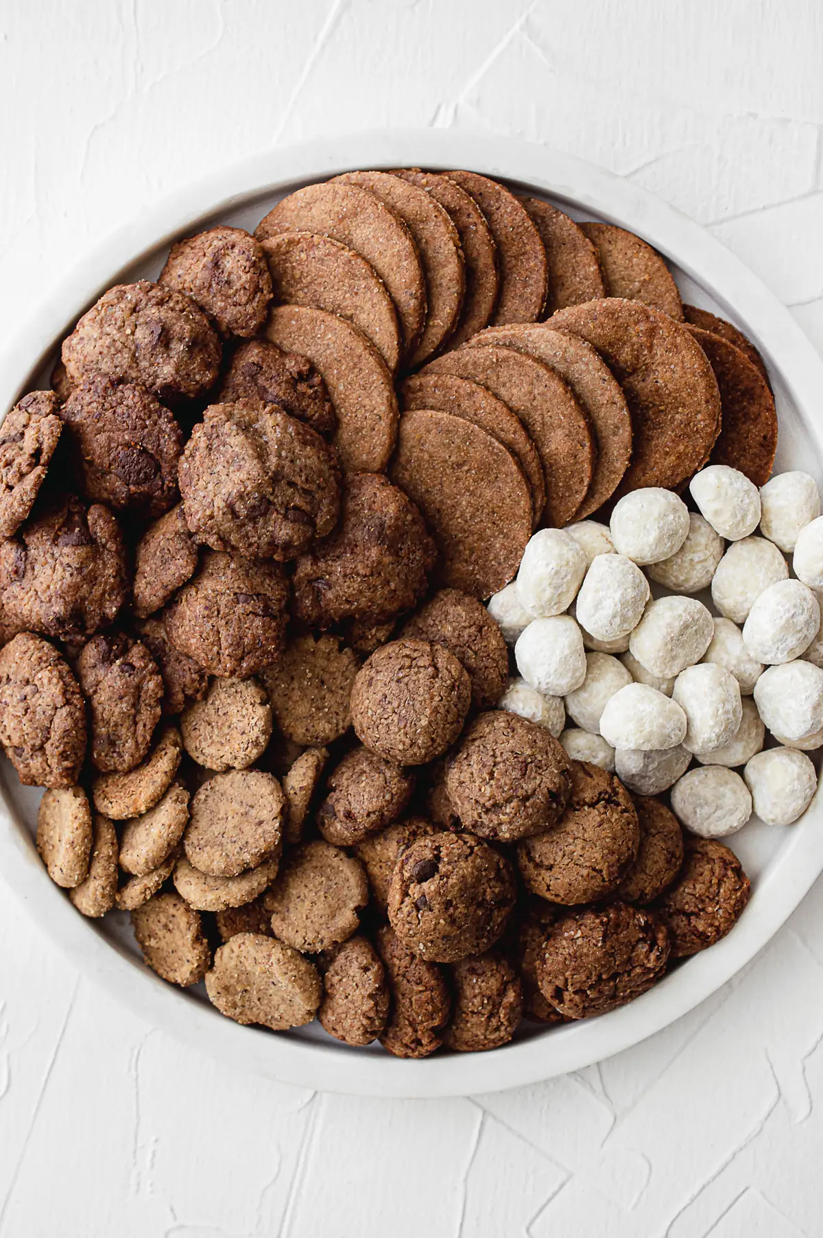 Galletas de mantequilla y nuez surtidas en plato.